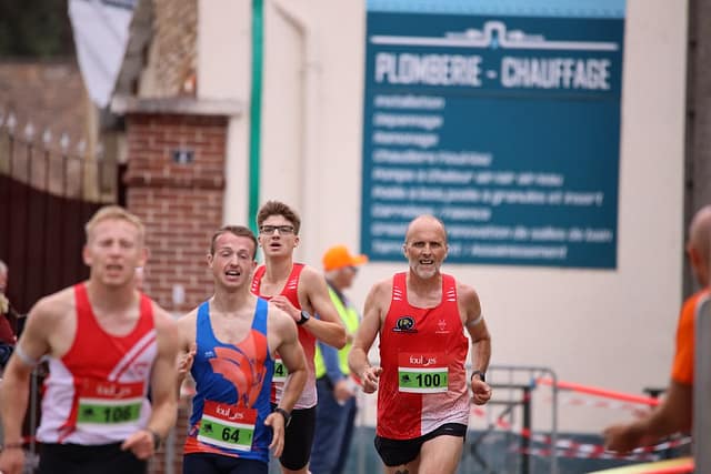 Roman dans un groupe de coureur à Pacy